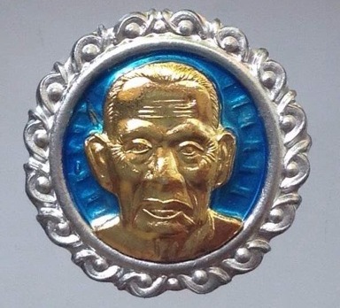 เหรียญเม็ดกระดุม หลวงพ่อพัฒน์ วัดห้วยด้วน นครสวรรค์ เนื้อปีกเครื่องบิน หน้าชุบทองคำ ลงยา เลข391+กล่อ