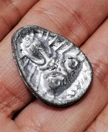 พระปิดตานะหัวเข่าพิมพ์รัศมี เจ้าคุณผล วัดหนัง กรุงเทพ ปี 2509 เนื้อตะกั่ว มีจาร เคาะเดียว