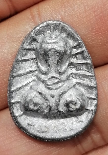 พระปิดตานะหัวเข่าพิมพ์รัศมี เจ้าคุณผล วัดหนัง กรุงเทพ ปี 2509 เนื้อตะกั่ว มีจาร เคาะเดียว