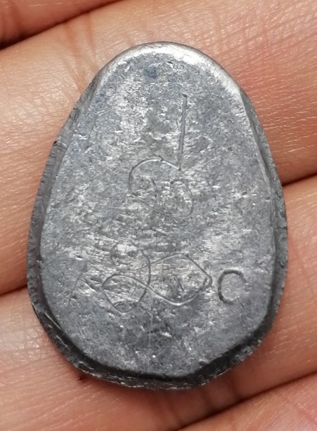 พระปิดตานะหัวเข่าพิมพ์รัศมี เจ้าคุณผล วัดหนัง กรุงเทพ ปี 2509 เนื้อตะกั่ว มีจาร เคาะเดียว