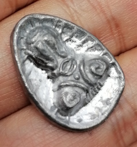 พระปิดตานะหัวเข่าพิมพ์รัศมี เจ้าคุณผล วัดหนัง กรุงเทพ ปี 2509 เนื้อตะกั่ว มีจาร เคาะเดียว