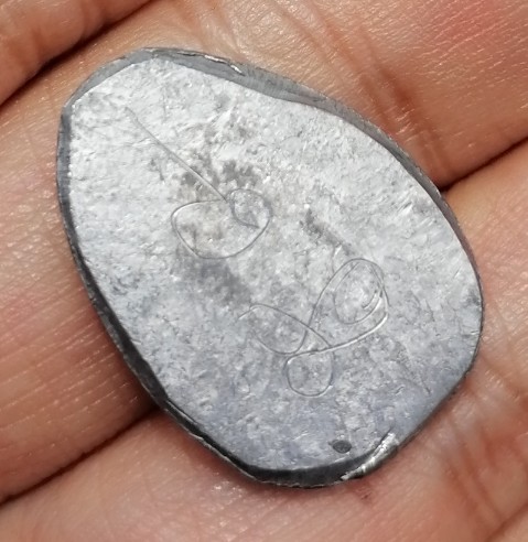 พระปิดตานะหัวเข่าพิมพ์รัศมี เจ้าคุณผล วัดหนัง กรุงเทพ ปี 2509 เนื้อตะกั่ว มีจาร เคาะเดียว