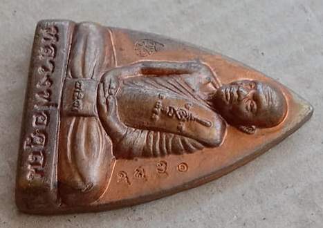 รูปหล่อปั้มเข่ากว้างพิมพ์เตารีด ไพรีพินาศ หลวงพ่อคูณ นครราชสีมา ปี2553 เนื้อทองแดง เลข1789+กล่อง