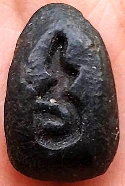 เม็ดน้อยหน่า กรุวัดศาลาปูน อยุธยา พิมพ์สมาธิ เนื้อผงใบลาน