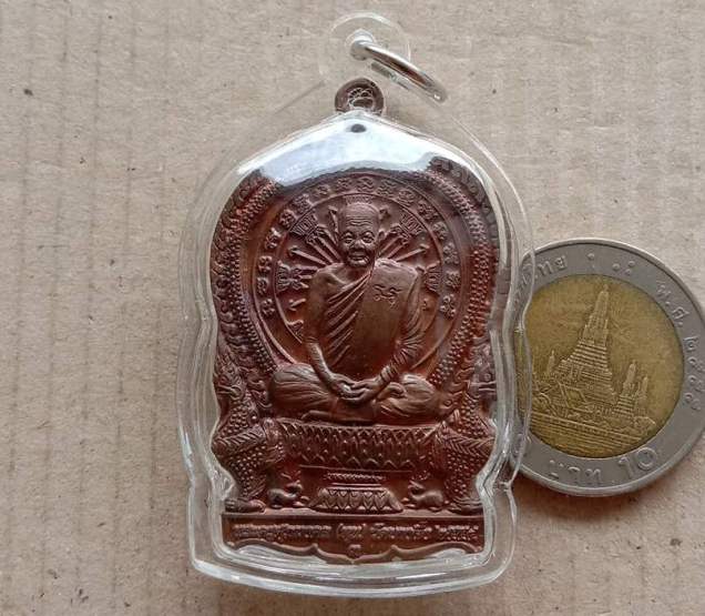 เหรียญนั่งพานร่ำรวย รุ่นแรก หลวงปู่หุน วัดบางผึ้ง ฉะเชิงเทรา ปี2554 เนื้อทองแดง เลข8923+เลี่ยมกันน้ำ