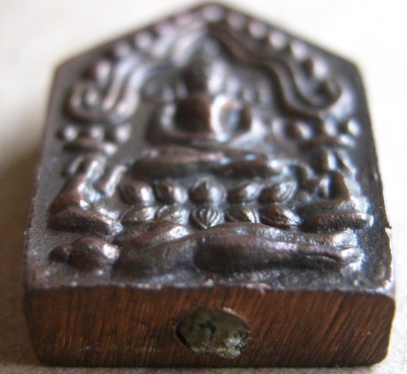 ขุนแผนมหาปราบหลวงปู่ทิม ปี2557เนื้อนวโลหะอุดผงพราย พร้อมใบคาถา