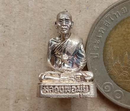 พระกริ่งรูปเหมือน หลวงพ่อมุ่ย  วัดหนองบัวทอง จ สุพรรณบุรี ปี2533 เนื้อเงินแท้บริสุทธิ์ พร้อมกล่องเดิ