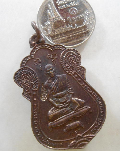 “ เหรียญนั่งหมู พระอาจารย์สมพาศ ธมฺมธีโร จอมขมังเวทย์ ไตรมาศ ปี 2538 ตอกโค๊ต สวยงามครับ ”