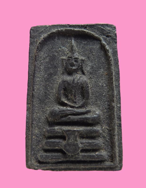 สมเด็จมีหน้ามีตา เนื้อดำ ฐานผ้าทิพย์ 