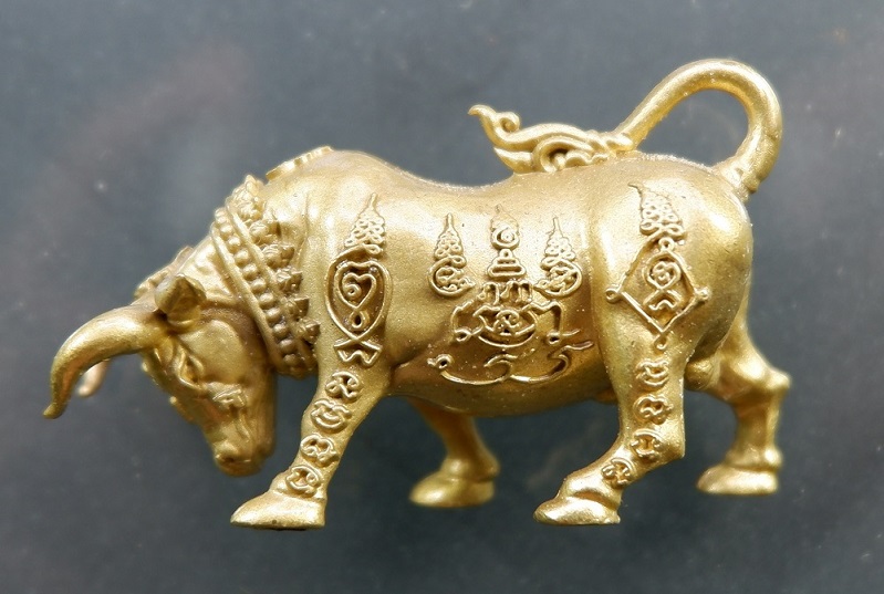 วัวธนูทองรุ่นแรก (รุ่น พระโคศุภราช มหาโภคทรัพย์) หลวงพ่อทอง วัดบ้านไร่ อ.ด่านขุนทด 