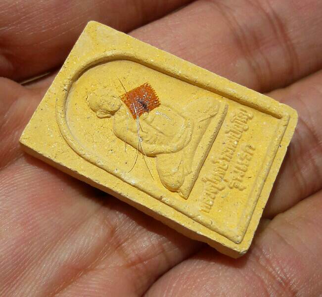 พระผงผสมชานหมากหลวงปู่หงษ์ รุ่นแรก ติดจีวร เส้นเกศา วัดเพชรบุรี จ.สุรินทร์ ปี 2541 เคาะเดียว