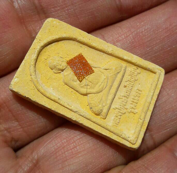 พระผงผสมชานหมากหลวงปู่หงษ์ รุ่นแรก ติดจีวร เส้นเกศา วัดเพชรบุรี จ.สุรินทร์ ปี 2541 เคาะเดียว