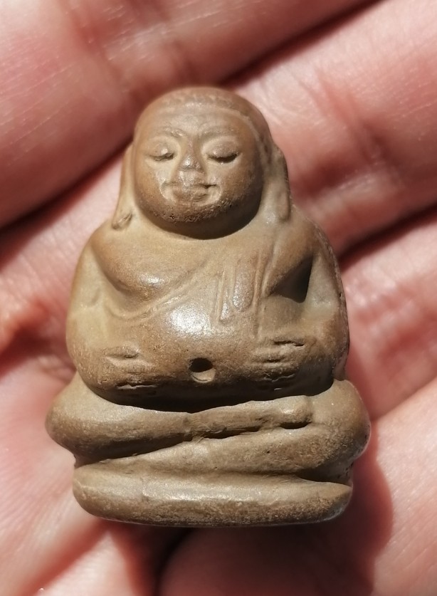 พระสังกัจจายน์ลอยองค์ หลวงพ่อกวย วัดโฆสิตาราม เนื้อดินเผา อุดกริ่ง จ.ชัยนาท เคาะเดียว