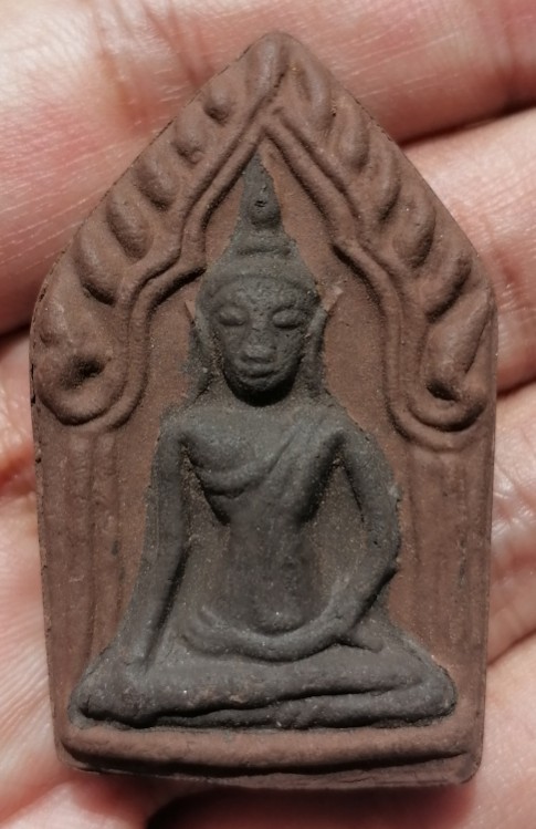 พระขุนแผนน้ำมันว่าน หลวงปู่หงษ์ พรหมปัญโญ วัดเพชรบุรี(สุสานทุ่งมน) จ.สุรินทร์ ปี 2549 เคาะเดียว