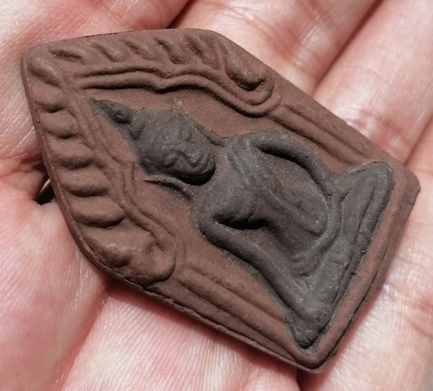 พระขุนแผนน้ำมันว่าน หลวงปู่หงษ์ พรหมปัญโญ วัดเพชรบุรี(สุสานทุ่งมน) จ.สุรินทร์ ปี 2549 เคาะเดียว