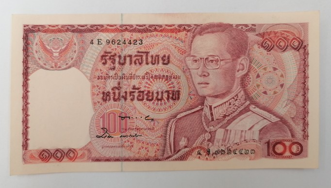 ธนบัตร 100 บาท รัชกาลที่ 9 หลังช้างแดง ไม่ผ่านการใช้ หมายเลข 4 E 9624423 เคาะเดียว