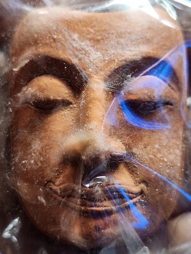 วัดป่าเลไลยก์ จ.สุพรรณบุรี หน้ากากหลวงพ่อโต  รุ่น รวยพันปี ปี 2559  เนื้อดิน