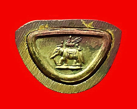 พระกริ่งพระนเรศวรชนะศึก จ.กาญจนบุรี ที่ระลึกจัดสร้างพระบรมราชานุสาวรีย์ ปี 2545 พร้อมกล่องเดิมค่ะ