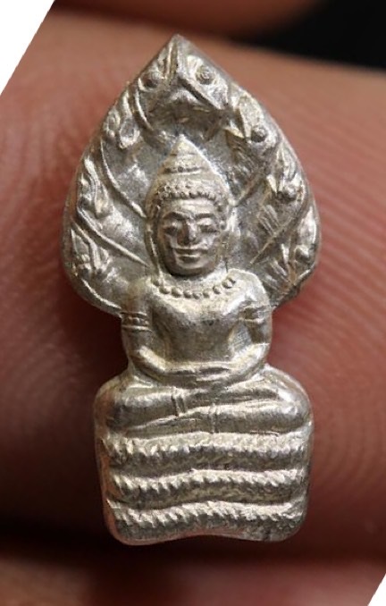 ***พระดีมีประสบการณ์***พระนาคปรกหลวงพ่อคูณ ปริสุทโธ รุ่นเสาร์ 5 คูณพันล้าน เนื้อเงิน ปี2536 (2)