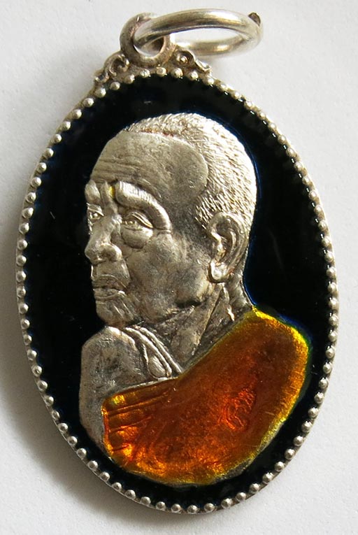 หลวงปู่แผ้ว ปวโร เหรียญหันข้างรุ่นแรก เนื้อเงินลงยาสีน้ำเงิน หมายเลข ๑๕๐