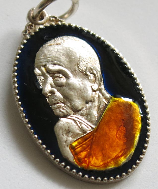 หลวงปู่แผ้ว ปวโร เหรียญหันข้างรุ่นแรก เนื้อเงินลงยาสีน้ำเงิน หมายเลข ๑๕๐