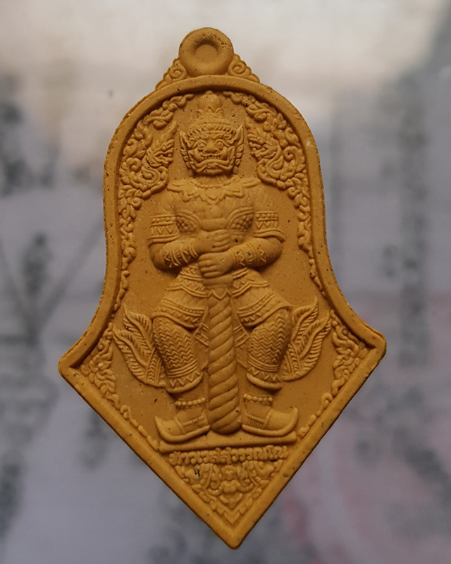 ท้าวเวสสุวรรณ เนื้อผงไม้ไผ่สีทอง พิมพ์ใหญ่ รุ่นจำปีบุญอีสาน ไตรมาส63 หลวงพ่ออิฎฐ์ วัดจุฬามณี