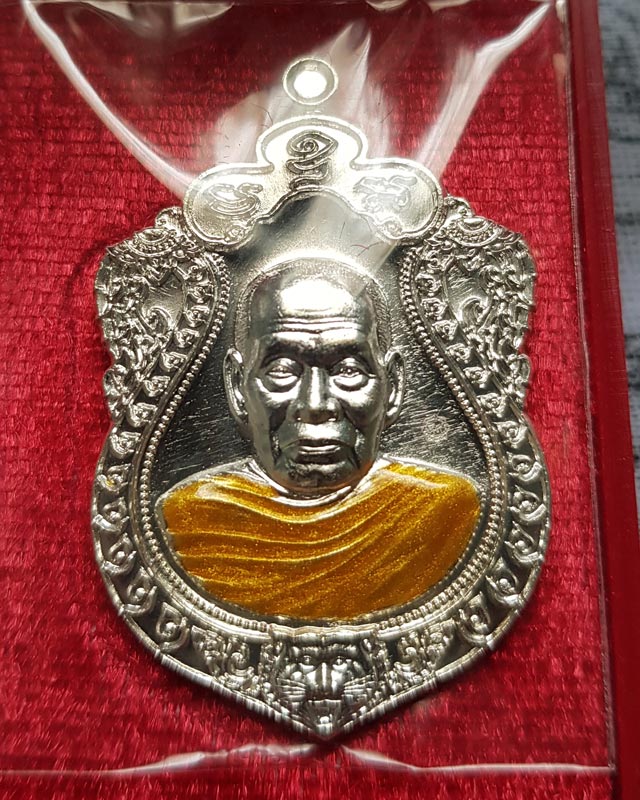 เหรียญเสมาหัวเสือ รุ่นเศรษฐีหมื่นล้าน. หลวงพ่อพัฒน์ วัดห้วยด้วน นครสวรรค์ ปี 2563 พร้อมกล่อง