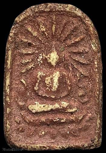 *พิมพ์เล็บมือรัศมี ท่านเจ้าจุ้ย วัดสามปลื้ม กทม. ผงพุทธคุณจุ่มรัก หลังยันต์อัง ปี๒๔๗๕*