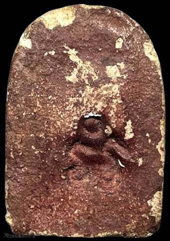 *พิมพ์เล็บมือรัศมี ท่านเจ้าจุ้ย วัดสามปลื้ม กทม. ผงพุทธคุณจุ่มรัก หลังยันต์อัง ปี๒๔๗๕*