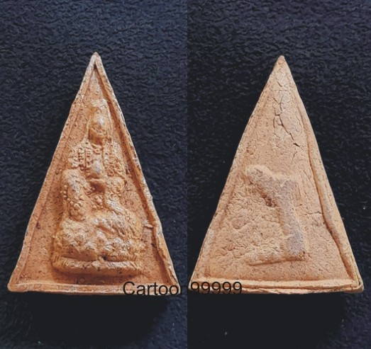 เจ้าแม่กวนอิม พิมพ์สามเหลี่ยม หลวงพ่อผินะ วัดสนมลาว สระบุรีครับ พิเศษพลอยเม็ดใหญ่ๆ สวย เดิมๆ ครับ