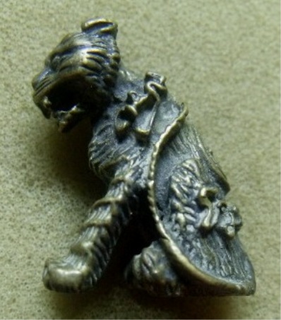 **เบา​ๆ​**เสือหล่อโบราณ มียันต์รอบองค์ เนื้อทองผสม สวยๆ ไม่ทราบที่**เชิญชมครับ