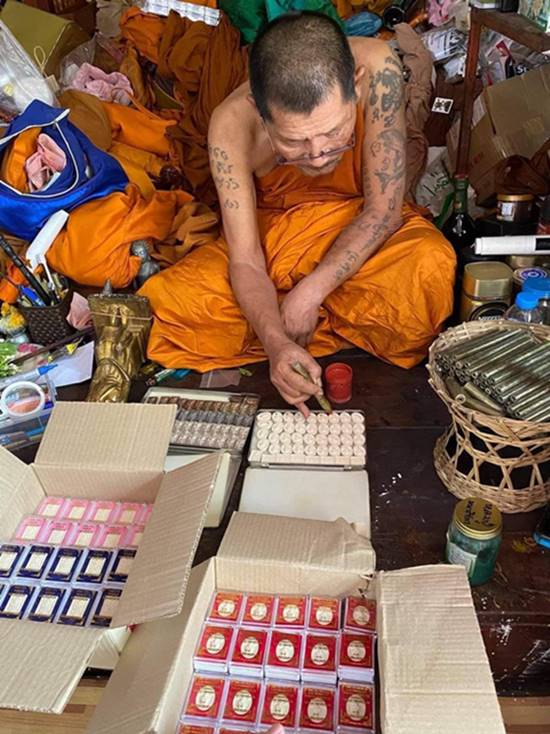 พระผงดวงเศรษฐี หลวงปู่ศิลา บล๊อคยาง มีเกศา+จีวร กล่องเดิม