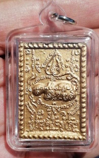 พระผงเพชรพญาธร ทาทอง หลวงปู่หมุน ฐิตสีโล ออกวัดซับลำใย ปี 2543 เลี่ยมหนาๆ เคาะเดียว