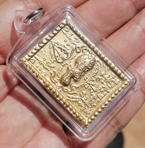 พระผงเพชรพญาธร ทาทอง หลวงปู่หมุน ฐิตสีโล ออกวัดซับลำใย ปี 2543 เลี่ยมหนาๆ เคาะเดียว