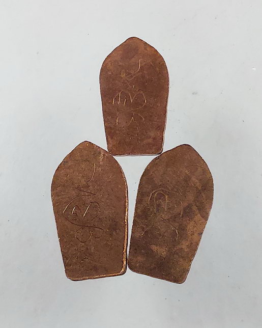 " ปรกใบมะขาม พระนาคปรกสะดุ้งมาร หลวงพ่อนวพล วัดหนองปรือ อ.ปักธงชัย จ.นครราชสีมา ปี 2559 ด้านหลัง จาร