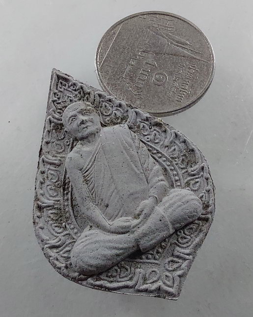 " พระผงรูปเหมือน พิมพ์พัดยศ หลวงตาพวง สุขินทริโย วัดศรีธรรมาราม จ.ยโสธร เนื้อเทาสวยๆ 3 องค์ครับ "