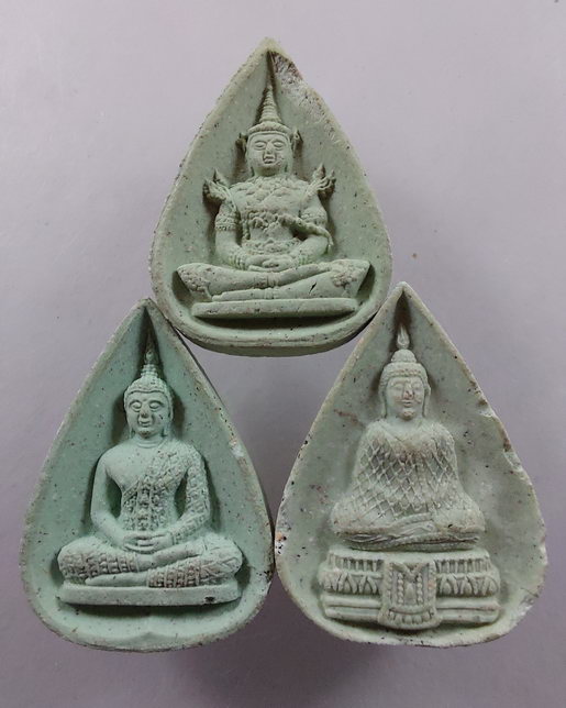 " พระแก้วมรกต หลัง ภปร. เนื้อผงเขียว ปี 2538 ทีเดียว 3 องค์ 3 พิมพ์ ครับ "