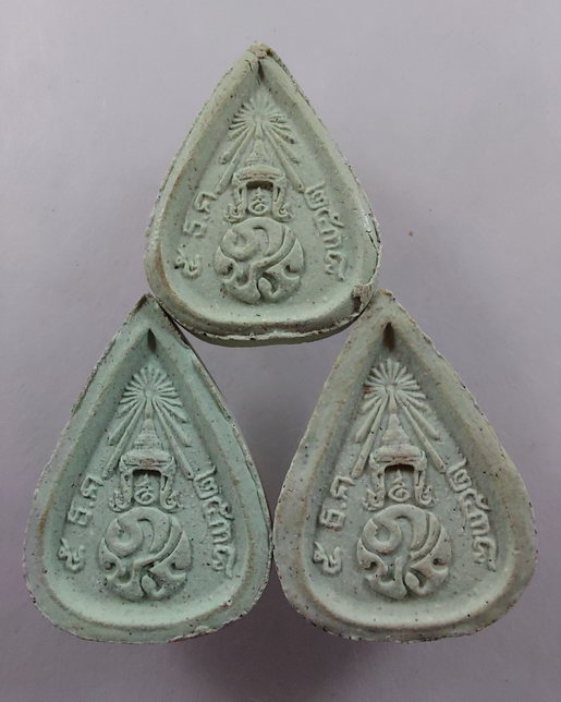 " พระแก้วมรกต หลัง ภปร. เนื้อผงเขียว ปี 2538 ทีเดียว 3 องค์ 3 พิมพ์ ครับ "