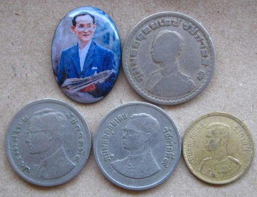 ในหลวง รัชกาลที่9 ล็อคเก็ต+ 4เหรียญ ปี2505+ปี2520+ปี2525+ปี2500 ตามรูป