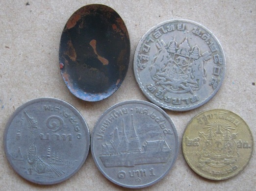 ในหลวง รัชกาลที่9 ล็อคเก็ต+ 4เหรียญ ปี2505+ปี2520+ปี2525+ปี2500 ตามรูป