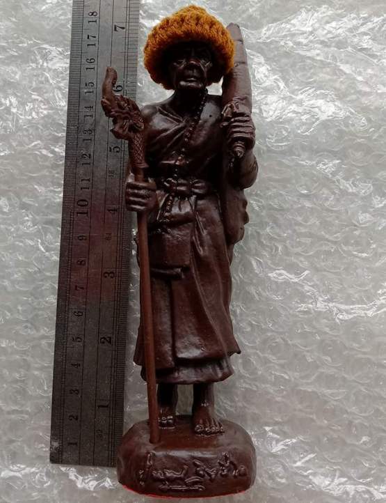 พระบูชา หลวงปู่หมุน ฐิตสีโล สูง6.5นิ้ว เนื้อผงเเร่เหล็กน้ำพี้ เศรษฐีศรีสะเกษ ปี2563 สีน้ำตาล เลข2013