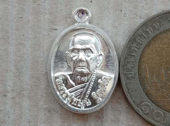 เหรียญเม็ดแตง เนื้อเงิน หลวงปู่หมุน ฐิตสีโล โดยวัดป่าหนองหล่ม รุ่น รวยมั่นคง ปี2557 เลข1793+กล่อง