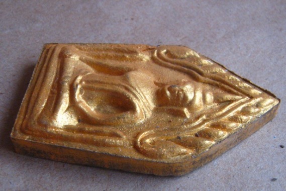 ขุนแผนคงกระพัน รุ่นแรก หลวงพ่อคง วัดกลางบางแก้ว นครปฐม ปี2556เนื้อผงกะลา หลัง โรยอัญมณี พิมพ์ใหญ่