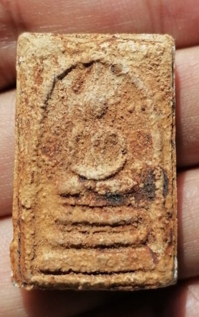 สมเด็จบางขุนพรหมแช่น้ำมนต์​ พิมพ์ฐานแซม วัดบางขุนพรหม​ พร้อมกล่องเดิม ปี 2547 เคาะเดียว