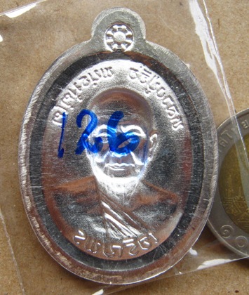 เหรียญ"เจริญพร"หลวงปู่จื่อ วัดเขาตาเงาะ ชัยภูมิ ปี58เลข126เนื้อเงิน ไม่ตัดปีกหลังแบบ กรรมการ โค้ด๙รอ