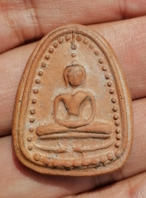 พรพุทธะพิมพ์เล็บมือข้างเม็ด หลวงพ่อกวย ชุตินฺธโร ออกวัดหนองอีดุก จ.ชัยนาท ปี 2515 เคาะเดียว