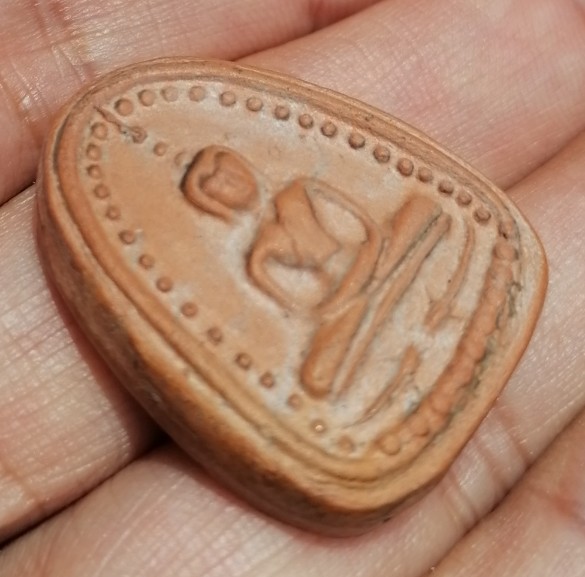 พรพุทธะพิมพ์เล็บมือข้างเม็ด หลวงพ่อกวย ชุตินฺธโร ออกวัดหนองอีดุก จ.ชัยนาท ปี 2515 เคาะเดียว