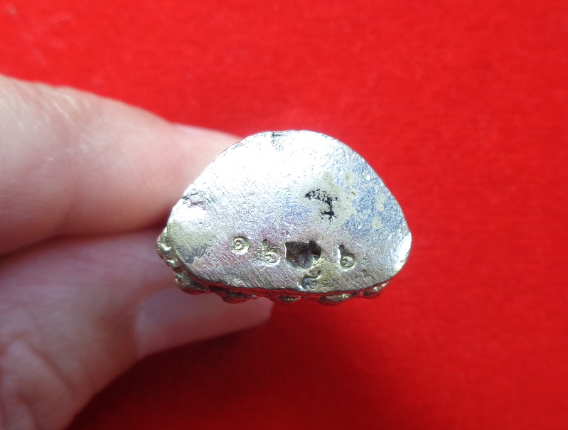 พระกริ่งสายรก รุ่น ๑ หลวงปู่คำบุ วัดท่ากกแห่ จ.อุบลฯ ปี 2554 สวยครับ