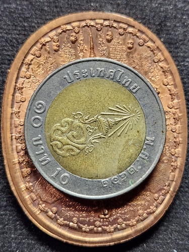 เหรียญระเบิด มหายันต์ พิมพ์พระเจ้าตากสิน นั่งบัลลังก์ (รุ่นไพรีพินาศ อริศัตรูพ่าย)  อ.หม่อม นิรนามไต