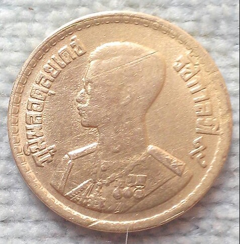 เหรียญตลก เหรียญ 10 สตางค์ ผิดพลาดจากการปั๊ม เฉียง 45 องศา ปี พ.ศ.2500 หายาก เคาะเดียว